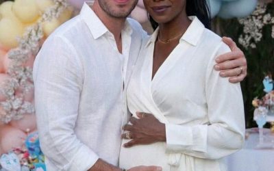 Ma fiancée m’a annoncé qu’elle était enceinte et que l’enfant était de moi… Ce qu’elle ignorait ? Il ya des années, j’ai subi une intervention qui m’a rendu stérile. À 20 ans, les médecins m’ont appris que j’étais porteur d’une maladie génétique transmissible qui pouvait détruire la vie d’un enfant. J’ai paniqué. J’ai pris une décision trop hâtive. J’ai choisi la chirurgie – une solution définitive – pour ne jamais risquer de faire du mal à un futur enfant… même si devenir père avait toujours été mon rêve. J’ai enfoui cette vérité. Je ne l’ai jamais dit à personne. Alors, quand ma fiancée, Stéphanie, fait irruption un soir et dit : « J’ai une surprise ! Je suis enceinte de dix semaines !» J’ai eu l’impression que mes jambes me lâchaient. Elle n’en avait aucune idée. Aucune idée que, biologiquement, il était impossible que cet enfant soit le mien. J’ai forcé un sourire malgré tout. « Je suis si heureux », ai-je dit. « On devrait fêter ça. » Mais à l’intérieur, une seule choisie résonnait sans cesse : Dix semaines. Parce que dix semaines plus tôt, exactement… tout s’était effondré entre nous. Nous avions eu la pire dispute de notre relation. Elle avait arraché sa bague, me l’avait jetée au visage et était partie, en me disant de ne plus jamais l’appeler. Et elle était sérieuse. Pendant près de deux mois, nous ne nous sommes pas parlés. Pas d’appel. Pas de messages. Rien. Puis, soudain, elle est revenue. Elle a dit vouloir arranger les choses. Je l’ai cru. Mais maintenant, debout dans notre cuisine, m’annonçant qu’elle était enceinte… le déroulement des événements ne collerait pas. Pas du tout. Cette nuit-là, alors qu’elle dormait à côté de moi, je ne pouvais plus l’ignorer. Alors j’ai fait quelque chose que je n’aurais jamais cru faire. J’ai regardé son téléphone. Au début, tout semblait normal : des messages d’amis, de sa sœur… Puis j’ai vu un contact : « M ». J’ai eu un pincement au cœur. J’ai ouvert la conversation. Et tout à basculé. Elle avait menti. Pas seulement sur la grossesse… mais sur tout. Elle parlait de moi comme si je ne valais rien. Comme si j’étais facile. Comme si je n’étais qu’un tremplin. Elle ne m’aimait pas. Elle voulait ce que j’avais. Ma maison. Mon argent. Ma vie. Et une fois qu’elle aurait tout obtenu… elle signifiait me laisser sans rien. J’ai relu les messages, espérant avoir mal compris. Je ne m’étais pas trompée. Au levier du soleil, j’avais déjà pris ma décision. Je ne l’ai pas confronté. Je n’ai pas argumenté. Au lieu de cela… j’ai organisé quelque chose de plus grandiose. J’ai réservé une salle. J’ai commandé un gâteau rose et bleu. J’ai invité nos deux familles. Et j’ai annoncé à tout le monde qu’il s’agissait d’une fête pour révéler le sexe du bébé. Stéphanie a adoré l’idée. Elle n’a pas posé la moindre question.Elle est arrivée vêtue de blanc, souriante comme si la victoire était déjà acquise. Quand tout le monde s’est rassemblé autour du gâteau, téléphones en main, attendant le grand moment… J’ai pris le micro. « Avant de savoir si c’est un garçon ou une fille », ai-je dit calmement, « il y a quelque chose que tout le monde doit voir. » Derrière elle, l’écran du projecteur s’est illuminé. Le silence s’est fait dans la pièce. Stéphanie s’est lentement retournée… Et elle a pâli. Mais ce moment ? Ce n’était que le début. Ce qui s’est passé ensuite… nul n’était préparé à ça. La suite dans les commentaires.