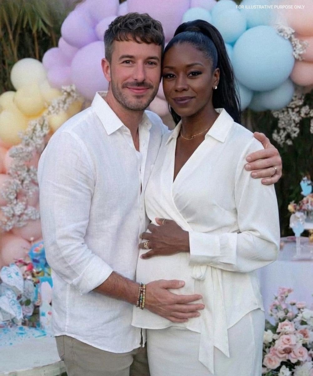 Ma fiancée m’a annoncé qu’elle était enceinte et que l’enfant était de moi… Ce qu’elle ignorait ? Il ya des années, j’ai subi une intervention qui m’a rendu stérile. À 20 ans, les médecins m’ont appris que j’étais porteur d’une maladie génétique transmissible qui pouvait détruire la vie d’un enfant. J’ai paniqué. J’ai pris une décision trop hâtive. J’ai choisi la chirurgie – une solution définitive – pour ne jamais risquer de faire du mal à un futur enfant… même si devenir père avait toujours été mon rêve. J’ai enfoui cette vérité. Je ne l’ai jamais dit à personne. Alors, quand ma fiancée, Stéphanie, fait irruption un soir et dit : « J’ai une surprise ! Je suis enceinte de dix semaines !» J’ai eu l’impression que mes jambes me lâchaient. Elle n’en avait aucune idée. Aucune idée que, biologiquement, il était impossible que cet enfant soit le mien. J’ai forcé un sourire malgré tout. « Je suis si heureux », ai-je dit. « On devrait fêter ça. » Mais à l’intérieur, une seule choisie résonnait sans cesse : Dix semaines. Parce que dix semaines plus tôt, exactement… tout s’était effondré entre nous. Nous avions eu la pire dispute de notre relation. Elle avait arraché sa bague, me l’avait jetée au visage et était partie, en me disant de ne plus jamais l’appeler. Et elle était sérieuse. Pendant près de deux mois, nous ne nous sommes pas parlés. Pas d’appel. Pas de messages. Rien. Puis, soudain, elle est revenue. Elle a dit vouloir arranger les choses. Je l’ai cru. Mais maintenant, debout dans notre cuisine, m’annonçant qu’elle était enceinte… le déroulement des événements ne collerait pas. Pas du tout. Cette nuit-là, alors qu’elle dormait à côté de moi, je ne pouvais plus l’ignorer. Alors j’ai fait quelque chose que je n’aurais jamais cru faire. J’ai regardé son téléphone. Au début, tout semblait normal : des messages d’amis, de sa sœur… Puis j’ai vu un contact : « M ». J’ai eu un pincement au cœur. J’ai ouvert la conversation. Et tout à basculé. Elle avait menti. Pas seulement sur la grossesse… mais sur tout. Elle parlait de moi comme si je ne valais rien. Comme si j’étais facile. Comme si je n’étais qu’un tremplin. Elle ne m’aimait pas. Elle voulait ce que j’avais. Ma maison. Mon argent. Ma vie. Et une fois qu’elle aurait tout obtenu… elle signifiait me laisser sans rien. J’ai relu les messages, espérant avoir mal compris. Je ne m’étais pas trompée. Au levier du soleil, j’avais déjà pris ma décision. Je ne l’ai pas confronté. Je n’ai pas argumenté. Au lieu de cela… j’ai organisé quelque chose de plus grandiose. J’ai réservé une salle. J’ai commandé un gâteau rose et bleu. J’ai invité nos deux familles. Et j’ai annoncé à tout le monde qu’il s’agissait d’une fête pour révéler le sexe du bébé. Stéphanie a adoré l’idée. Elle n’a pas posé la moindre question.Elle est arrivée vêtue de blanc, souriante comme si la victoire était déjà acquise. Quand tout le monde s’est rassemblé autour du gâteau, téléphones en main, attendant le grand moment… J’ai pris le micro. « Avant de savoir si c’est un garçon ou une fille », ai-je dit calmement, « il y a quelque chose que tout le monde doit voir. » Derrière elle, l’écran du projecteur s’est illuminé. Le silence s’est fait dans la pièce. Stéphanie s’est lentement retournée… Et elle a pâli. Mais ce moment ? Ce n’était que le début. Ce qui s’est passé ensuite… nul n’était préparé à ça. La suite dans les commentaires.