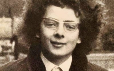 Pouvez-vous deviner qui il est ? 😲 Aujourd’hui, nous célébrons l’anniversaire de ce légendaire comédien britannique, né en 1955 ! 🌟 Cette rare photo de jeunesse le montre bien avant que son personnage iconique de farceur silencieux et ses rôles inoubliables de slapstick ne fassent de lui un nom connu de tous. Curieux de voir à quoi il ressemble aujourd’hui et comment le temps a façonné ce génie de la comédie ? 👀👉 Faites défiler jusqu’au premier commentaire pour la révélation et les dernières photos ! 📸⬇️⬇️⬇️ Voir moins
