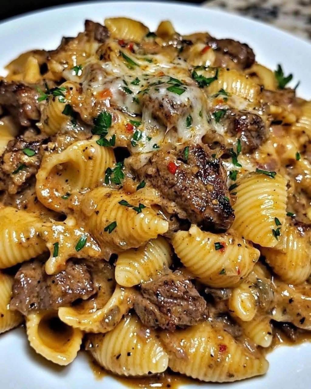 Bouchées de Steak au Beurre d’Ail & Pâtes Crémeuses au Parmesan