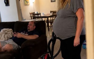 J’ai rendu visite à ma sœur enceinte de neuf mois et j’ai trouvé son mari à l’étage, jouant aux jeux vidéo comme un roi pendant qu’elle souffrait en silence… Mais la leçon que je lui ai préparée le lendemain matin l’a fait s’effondrer et regretter chaque parole cruelle