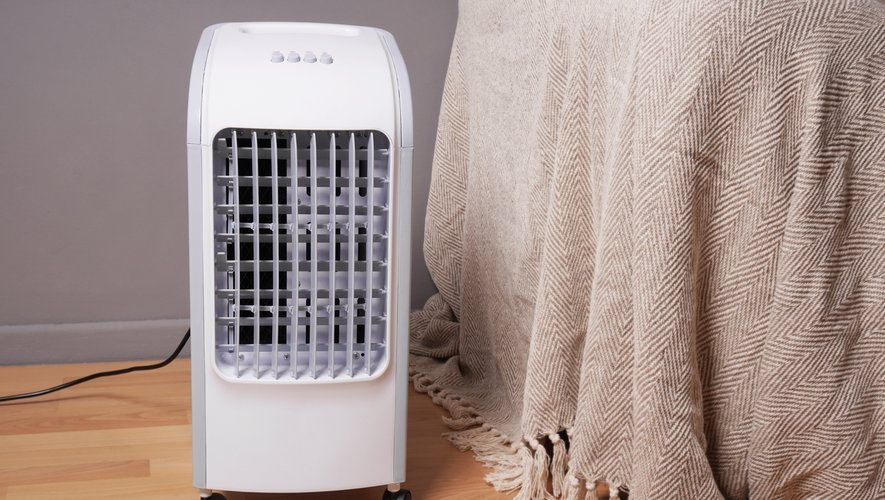 Leur climatisation mobile prend subitement feu : deux jeunes filles la jettent par la fenêtre mais leur appartement s’embrase