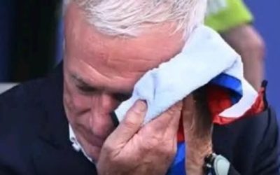 Ce samedi 4 juillet, au cœur d’un Paraguay-France sous haute tension, des soupçons d’insultes visant la mère de Didier Deschamps ont enflammé l’après-match. Face à la polémique, le sélectionneur paraguayen Gustavo Alfaro a été contraint de s’expliquer.  Au sortir du match Paraguay-France, lors des 8e de finale de la Coupe du monde 2026, il y avait bien peu de voix pour féliciter l’équipe paraguayenne pour son football. Si les supporters français se sont réjouis de l’issue du match 0-1 grâce à un penalty de Kylian Mbappé, ils ont surtout été heureux de voir que les tricolores s’en sortaient sans blessure. Une vraie performance si l’on considère l’agressivité de l’Albirroja. “Quelle honte pour le football”, “Une équipe de bouchers, une insulte au football”, “Une équipe de truands tocards tricheurs gueulards” ont fait savoir les internautes sur les réseaux sociaux, fustigeant également l’attitude incompréhensible d’un arbitre Ouzbek, manifestement aux fraises. “Ils finissaient à 9 avec un vrai arbitre”, “Là c’est trop grave ce qu’on a vécu, c’est quoi cet arbitre ?”, “Pire arbitre vu dans ma vie. La France a 3 cartons et les barbares du Paraguay rien ?” Un internaute traumatisé a lâché sévère à la fin du match : “J’ai souvent un mot sympa pour l’équipe adverse mais là désolé, rien de positif sur une telle équipe de m****, bien aidée par un arbitre qui ferait mieux de se mettre au tricot que d’imposer sa myopie au football international”.  “Je me serais bien passé des insultes sur le banc…” a avoué Didier Deschamps Didier Deschamps, témoin de l’énervement qui montait dans l’Équipe de France s’est fait un devoir, à la mi-temps, de calmer les esprits qui s’étaient échauffés à force d’insultes, et de gestes douteux, voire dangereux. À la fin du match le capitaine des Bleus, Kylian Mbappé a tout de même refusé de serrer la main de Orlando Gill, le gardien du Paraguay, une façon de protester contre le comportement borderline des sud-américains, que le portier n’a pas apprécié. Il lui a immédiatement fait payer en lui balançant un ballon entre les omoplates.  À la sortie du terrain, constatant que la tension montait en flèche, Didier Deschamps s’est interposé entre les joueurs. S’il a essayé de ne pas trop en dire, le sélectionneur n’a pas caché sa déception à propos d’une séquence précise. “Je me serais bien passé des insultes sur le banc. Surtout certaines”, a-t-il déclaré la mine grave durant la conférence de presse post match. Le complice de Guy Stephan aurait en effet été la cible d’insultes de la part des Paraguayens pendant le match, et certaines d’entre elles auraient visé sa mère récemment décédée…  “Tout naît sur le terrain et tout meurt sur le terrain après c’est fini” assure le sélectionneur Paraguayen L’incident a été évoqué directement avec le sélectionneur du Paraguay Gustavo Alfaro. Face à quelques journalistes français, il a d’abord voulu calmer le jeu autour des tensions : “La première chose que j’ai faite après le coup de sifflet final, c’est d’aller chercher Didier Deschamps, a-t-il avancé. Je lui ai souhaité d’aller jusqu’en finale et de devenir champion du monde. Je lui avais déjà dit avant le match: il a une équipe fantastique.” Gustavo Alfaro a toutefois justifié l’attitude de ses joueurs: “Le football est un sport de confrontation, de duels. Mais tout commence et tout se termine sur le terrain. Il y a forcément des frictions, des contacts, des tensions, cela fait partie du jeu. En aucun cas nous n’avons fait preuve d’animosité”, a-t-il juré. “Il y a peut-être eu quelques incidents, avec Mbappé ou d’autres. (…) Pour moi, sur le terrain, c’est une bataille où chacun joue avec ses armes. Tout naît sur le terrain et tout meurt sur le terrain après c’est fini”. Interrogé sur de possibles insultes visant la mère de Didier Deschamps, récemment décédée, Gustavo Alfaro a catégoriquement démenti “Non, absolument pas. On ne peut pas tomber aussi bas dans le football. Jamais.”  Il précise n’avoir perçu que des échanges liés au jeu, notamment autour du VAR et des actions litigieuses : “Je n’ai jamais entendu ce genre d’insultes, Et connaissant mon staff, je suis convaincu qu’aucun d’entre eux ne se comporterait de cette manière” a-t-il déclaré. On aimerait en être aussi sûr que lui.