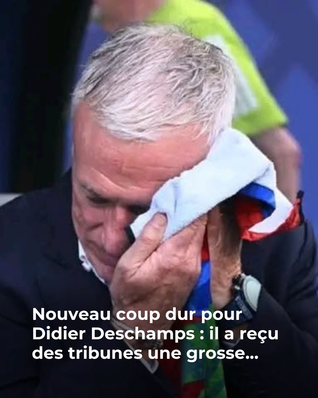 Ce samedi 4 juillet, au cœur d’un Paraguay-France sous haute tension, des soupçons d’insultes visant la mère de Didier Deschamps ont enflammé l’après-match. Face à la polémique, le sélectionneur paraguayen Gustavo Alfaro a été contraint de s’expliquer.  Au sortir du match Paraguay-France, lors des 8e de finale de la Coupe du monde 2026, il y avait bien peu de voix pour féliciter l’équipe paraguayenne pour son football. Si les supporters français se sont réjouis de l’issue du match 0-1 grâce à un penalty de Kylian Mbappé, ils ont surtout été heureux de voir que les tricolores s’en sortaient sans blessure. Une vraie performance si l’on considère l’agressivité de l’Albirroja. “Quelle honte pour le football”, “Une équipe de bouchers, une insulte au football”, “Une équipe de truands tocards tricheurs gueulards” ont fait savoir les internautes sur les réseaux sociaux, fustigeant également l’attitude incompréhensible d’un arbitre Ouzbek, manifestement aux fraises. “Ils finissaient à 9 avec un vrai arbitre”, “Là c’est trop grave ce qu’on a vécu, c’est quoi cet arbitre ?”, “Pire arbitre vu dans ma vie. La France a 3 cartons et les barbares du Paraguay rien ?” Un internaute traumatisé a lâché sévère à la fin du match : “J’ai souvent un mot sympa pour l’équipe adverse mais là désolé, rien de positif sur une telle équipe de m****, bien aidée par un arbitre qui ferait mieux de se mettre au tricot que d’imposer sa myopie au football international”.  “Je me serais bien passé des insultes sur le banc…” a avoué Didier Deschamps Didier Deschamps, témoin de l’énervement qui montait dans l’Équipe de France s’est fait un devoir, à la mi-temps, de calmer les esprits qui s’étaient échauffés à force d’insultes, et de gestes douteux, voire dangereux. À la fin du match le capitaine des Bleus, Kylian Mbappé a tout de même refusé de serrer la main de Orlando Gill, le gardien du Paraguay, une façon de protester contre le comportement borderline des sud-américains, que le portier n’a pas apprécié. Il lui a immédiatement fait payer en lui balançant un ballon entre les omoplates.  À la sortie du terrain, constatant que la tension montait en flèche, Didier Deschamps s’est interposé entre les joueurs. S’il a essayé de ne pas trop en dire, le sélectionneur n’a pas caché sa déception à propos d’une séquence précise. “Je me serais bien passé des insultes sur le banc. Surtout certaines”, a-t-il déclaré la mine grave durant la conférence de presse post match. Le complice de Guy Stephan aurait en effet été la cible d’insultes de la part des Paraguayens pendant le match, et certaines d’entre elles auraient visé sa mère récemment décédée…  “Tout naît sur le terrain et tout meurt sur le terrain après c’est fini” assure le sélectionneur Paraguayen L’incident a été évoqué directement avec le sélectionneur du Paraguay Gustavo Alfaro. Face à quelques journalistes français, il a d’abord voulu calmer le jeu autour des tensions : “La première chose que j’ai faite après le coup de sifflet final, c’est d’aller chercher Didier Deschamps, a-t-il avancé. Je lui ai souhaité d’aller jusqu’en finale et de devenir champion du monde. Je lui avais déjà dit avant le match: il a une équipe fantastique.” Gustavo Alfaro a toutefois justifié l’attitude de ses joueurs: “Le football est un sport de confrontation, de duels. Mais tout commence et tout se termine sur le terrain. Il y a forcément des frictions, des contacts, des tensions, cela fait partie du jeu. En aucun cas nous n’avons fait preuve d’animosité”, a-t-il juré. “Il y a peut-être eu quelques incidents, avec Mbappé ou d’autres. (…) Pour moi, sur le terrain, c’est une bataille où chacun joue avec ses armes. Tout naît sur le terrain et tout meurt sur le terrain après c’est fini”. Interrogé sur de possibles insultes visant la mère de Didier Deschamps, récemment décédée, Gustavo Alfaro a catégoriquement démenti “Non, absolument pas. On ne peut pas tomber aussi bas dans le football. Jamais.”  Il précise n’avoir perçu que des échanges liés au jeu, notamment autour du VAR et des actions litigieuses : “Je n’ai jamais entendu ce genre d’insultes, Et connaissant mon staff, je suis convaincu qu’aucun d’entre eux ne se comporterait de cette manière” a-t-il déclaré. On aimerait en être aussi sûr que lui.