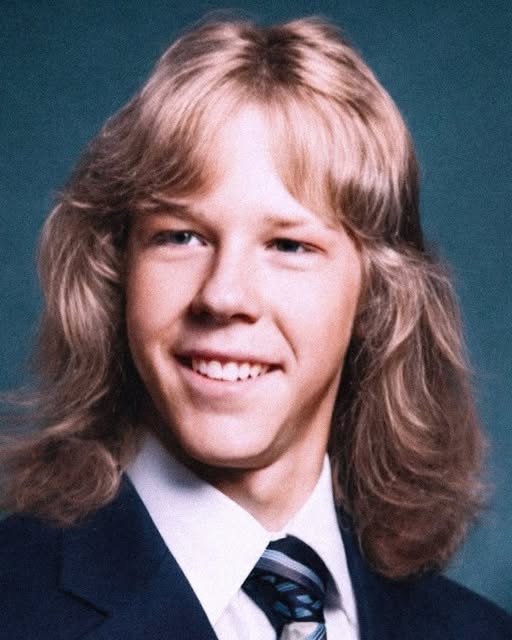 Vous n’imaginerez jamais qui c’est ! Ce garçon au sourire timide et au regard tendre est devenu l’une des stars les plus emblématiques…
