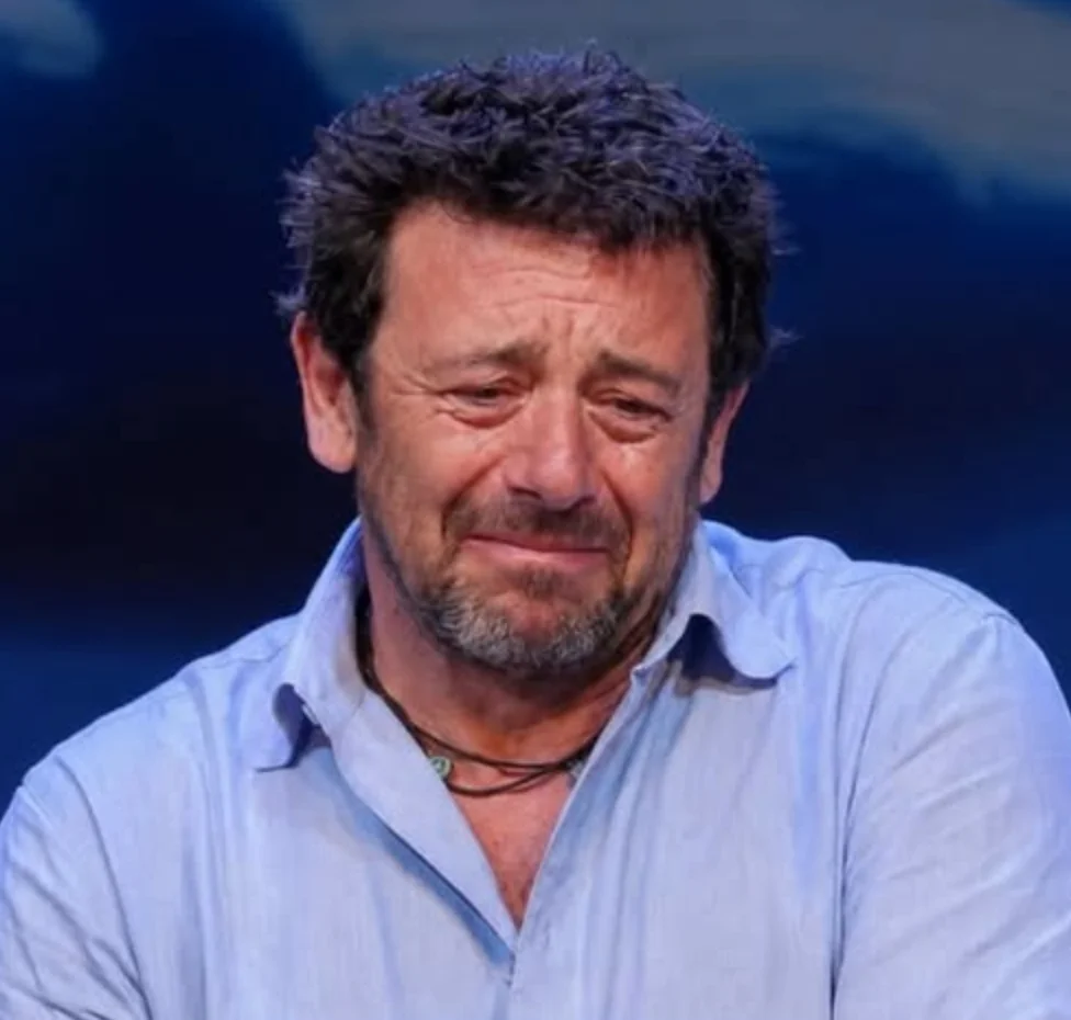 Patrick Bruel Accusé de Tentative de Viol : Une Hôtesse de l’Air Brise le Silence après une Scène Choc dans les Toilettes de l’Avion