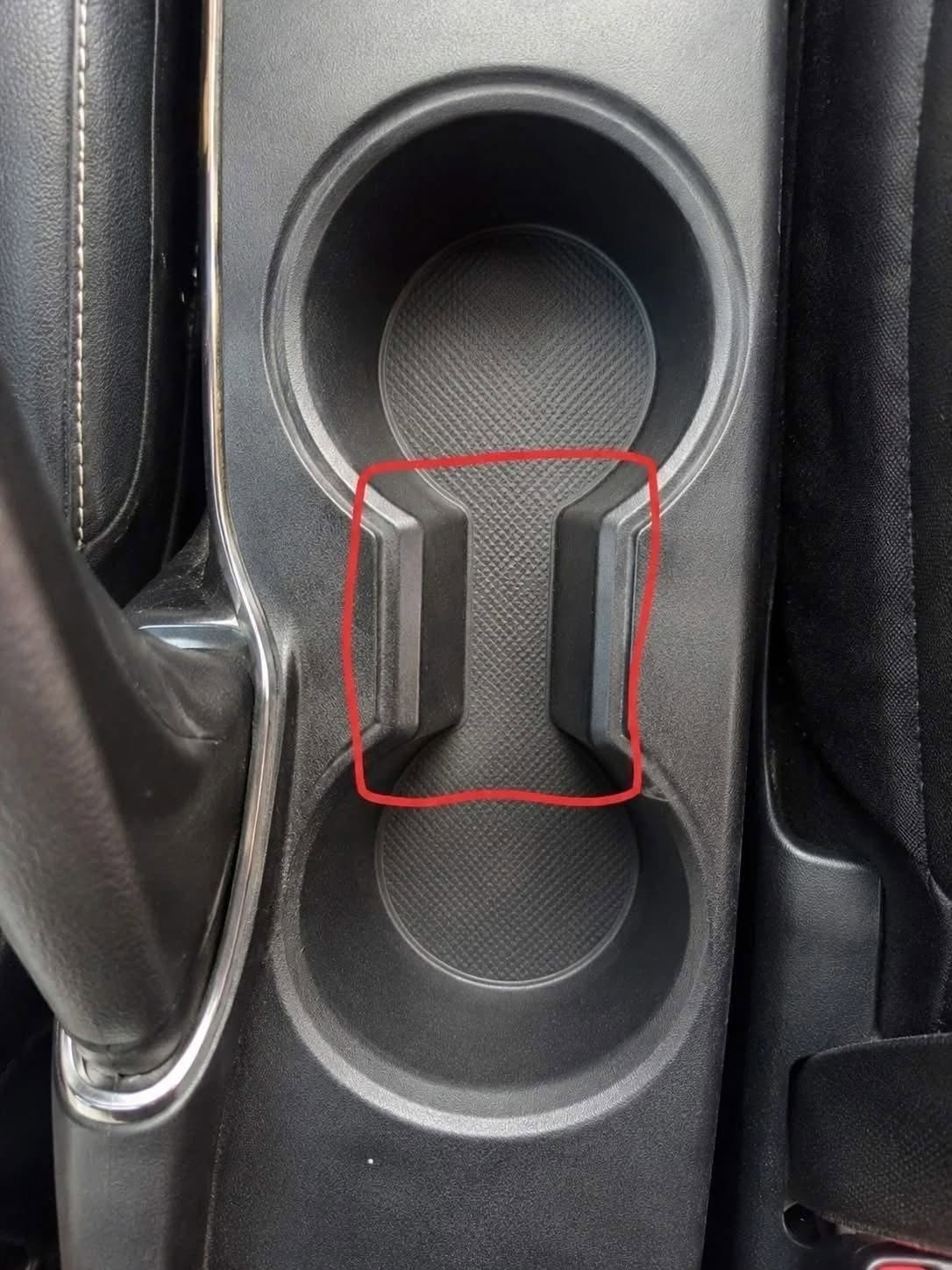 À quoi sert cet étrange espace entre les porte-gobelets de voiture ?…